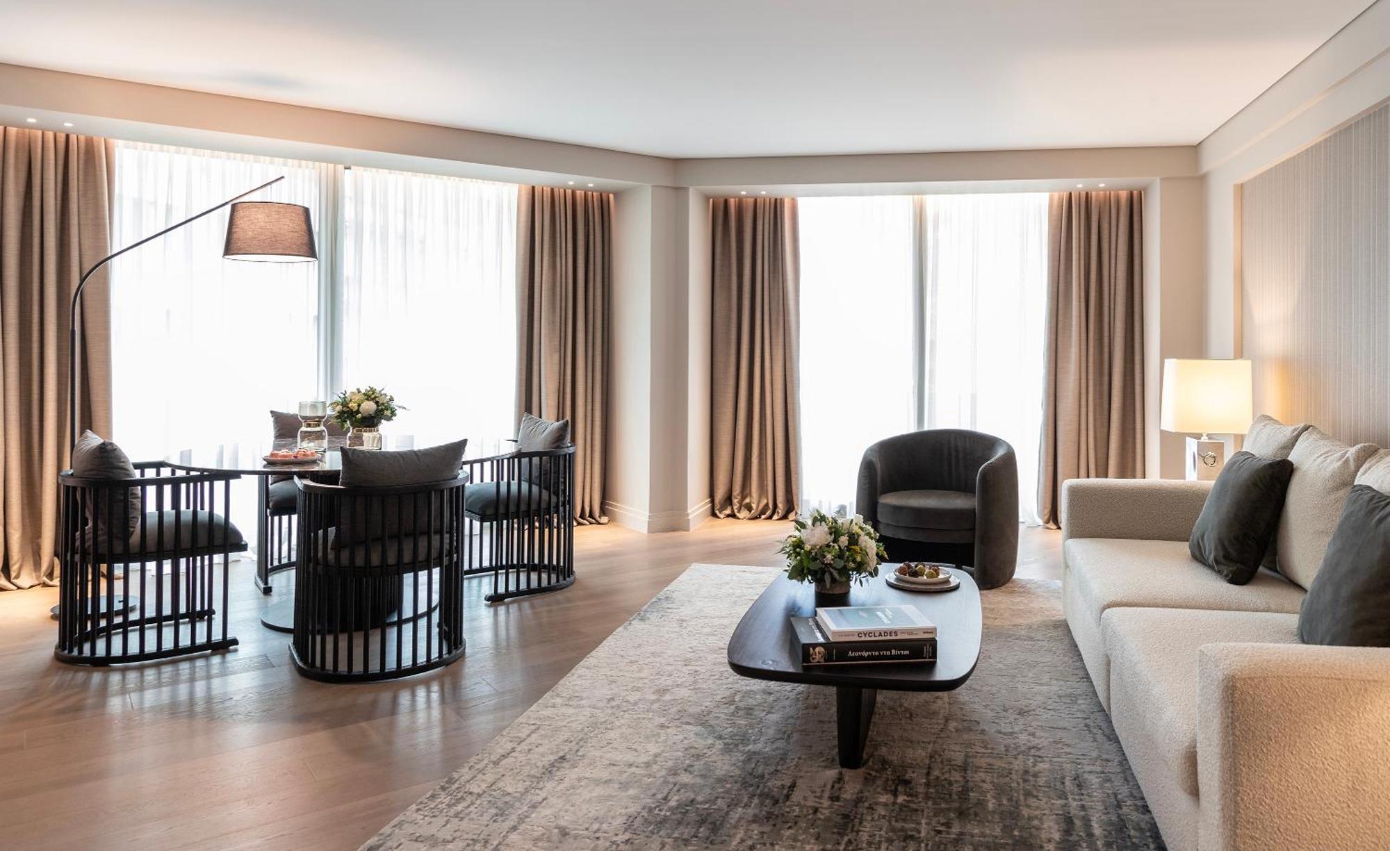 Njv Athens Plaza Hotel Bagian luar foto A living room at The Hari