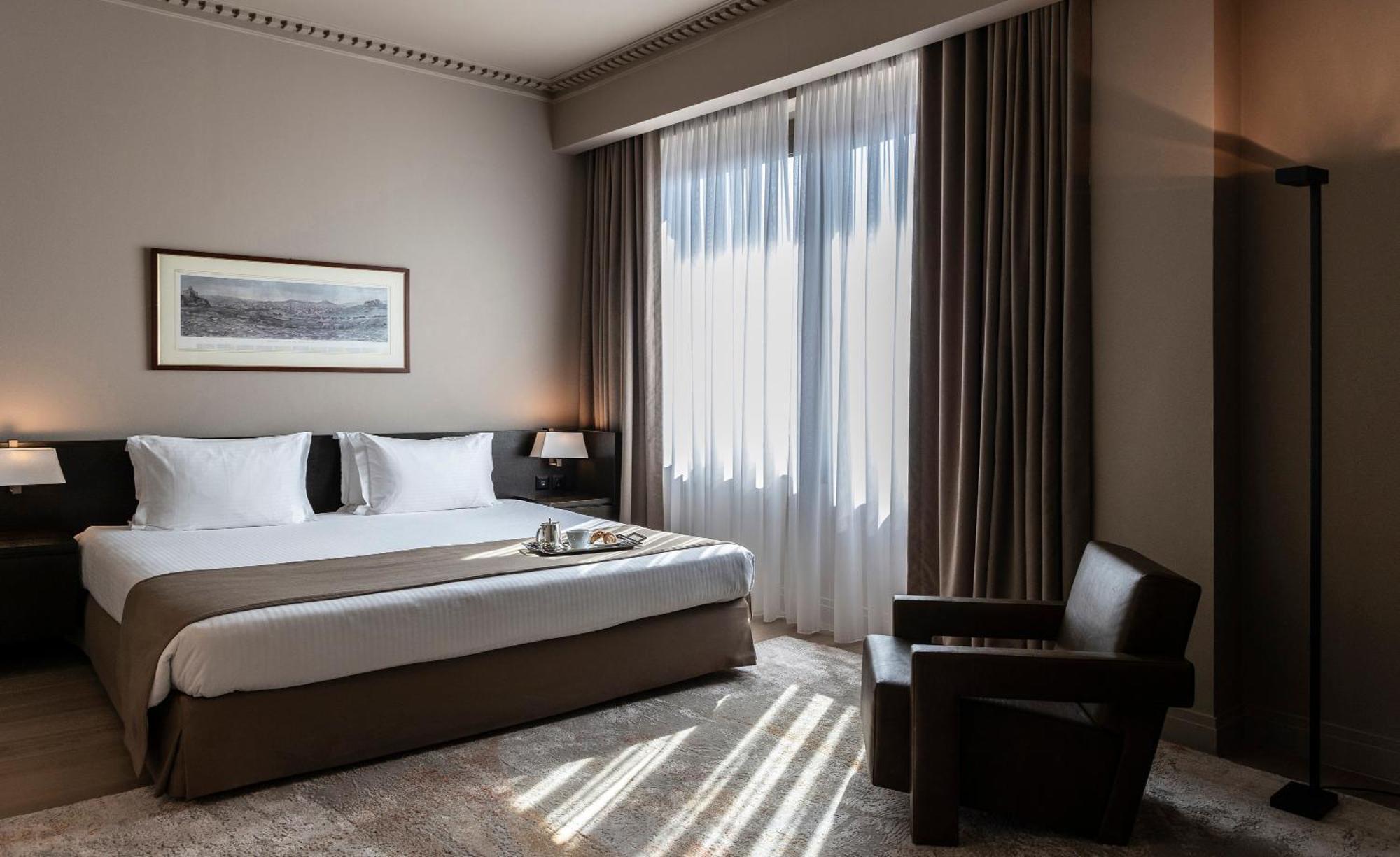 Njv Athens Plaza Hotel Bagian luar foto A room at the hotel