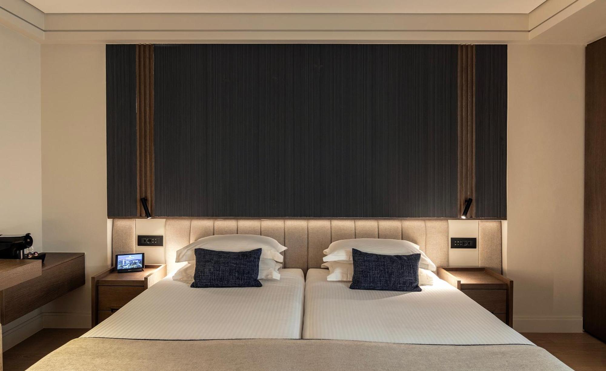 Njv Athens Plaza Hotel Bagian luar foto A bedroom at the hotel
