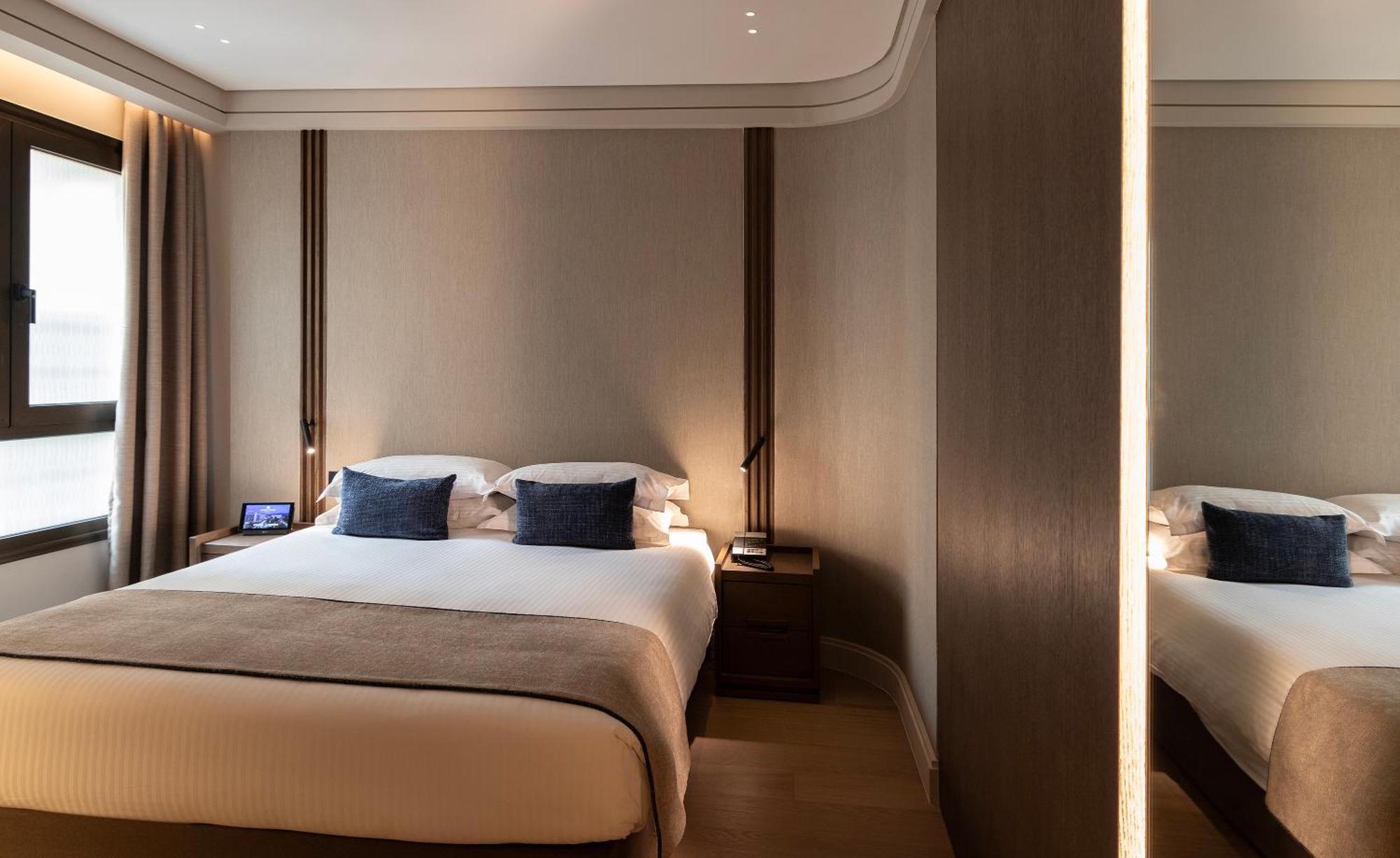 Njv Athens Plaza Hotel Bagian luar foto A bedroom at the hotel