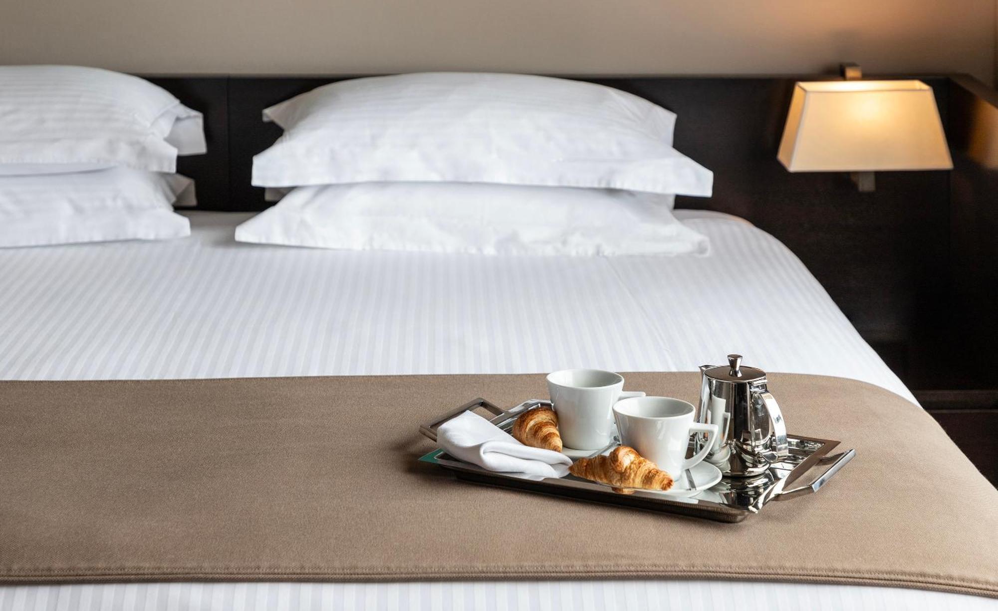 Njv Athens Plaza Hotel Bagian luar foto Room service tray