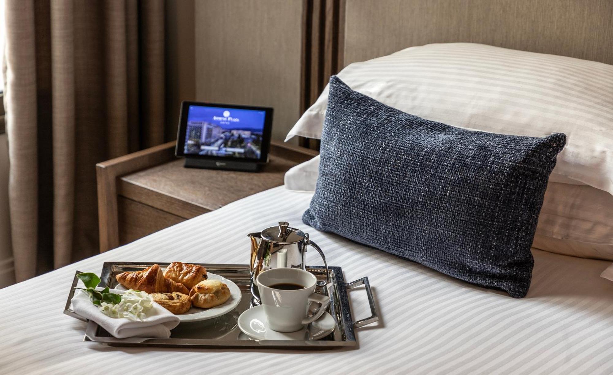 Njv Athens Plaza Hotel Bagian luar foto A room at the hotel