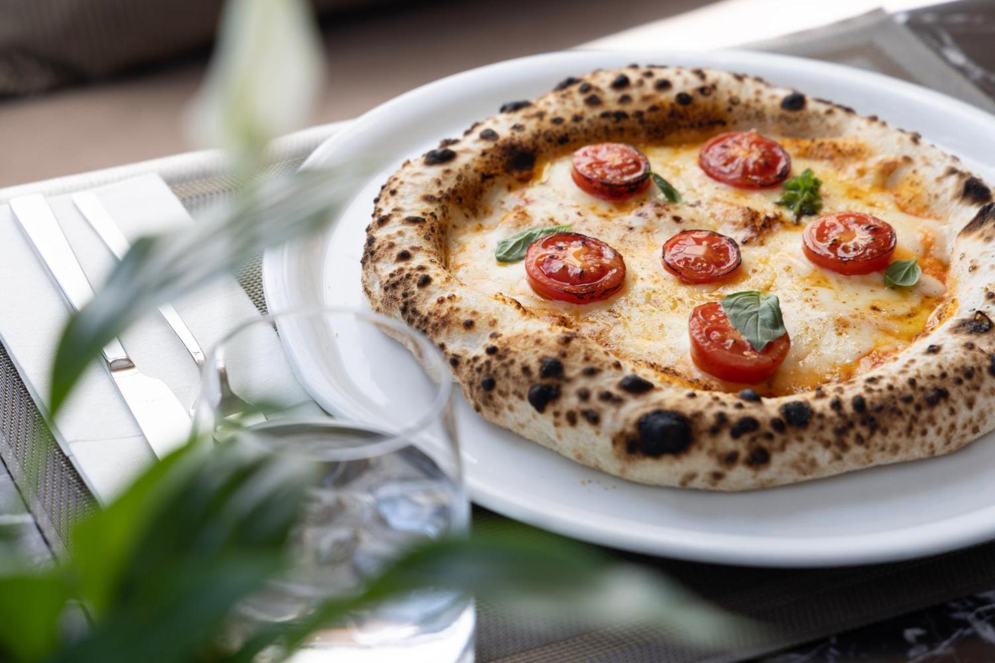 Njv Athens Plaza Hotel Bagian luar foto Pizza Margherita