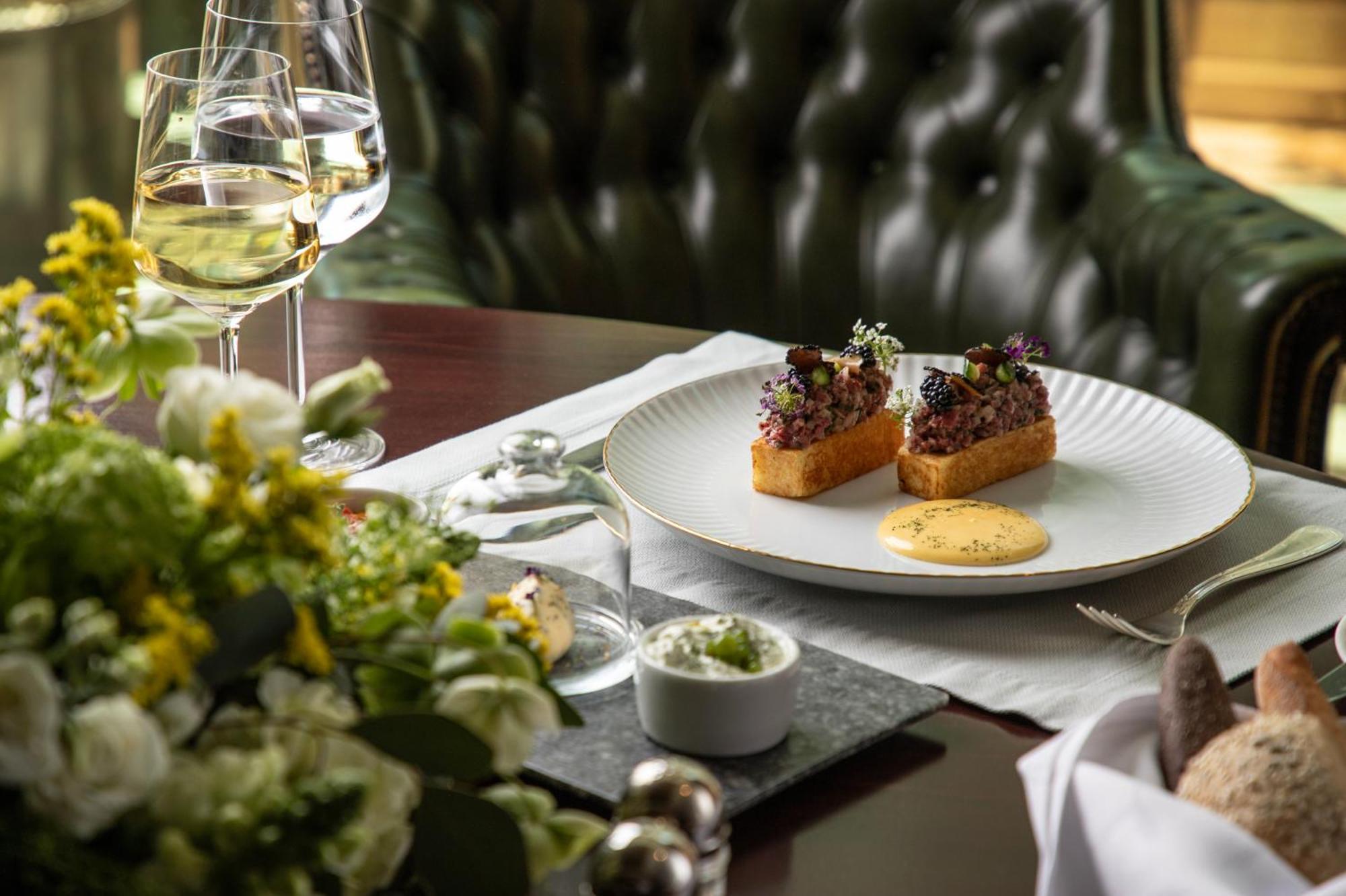 Njv Athens Plaza Hotel Bagian luar foto A meal at the restaurant