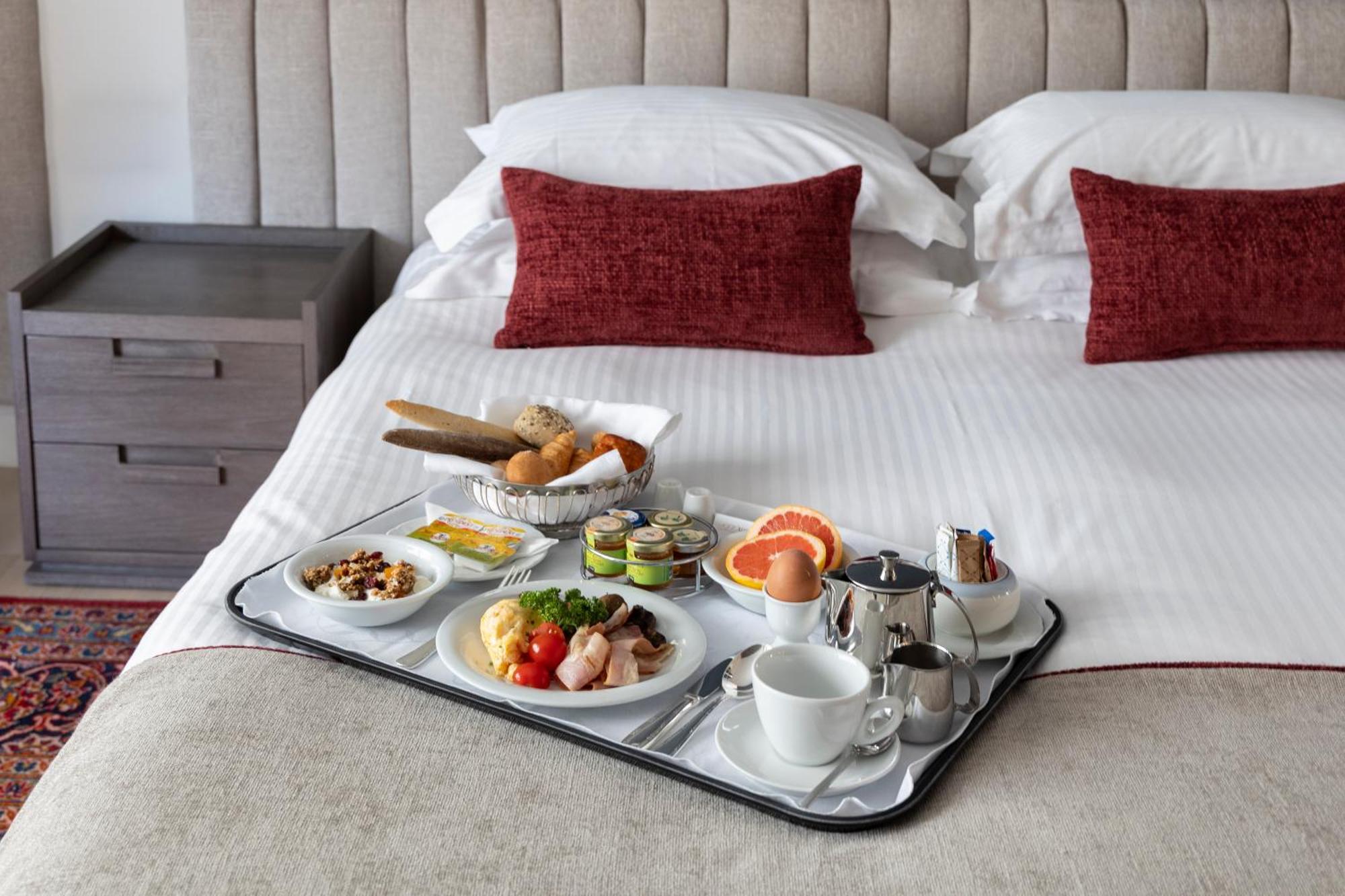 Njv Athens Plaza Hotel Bagian luar foto Room service tray