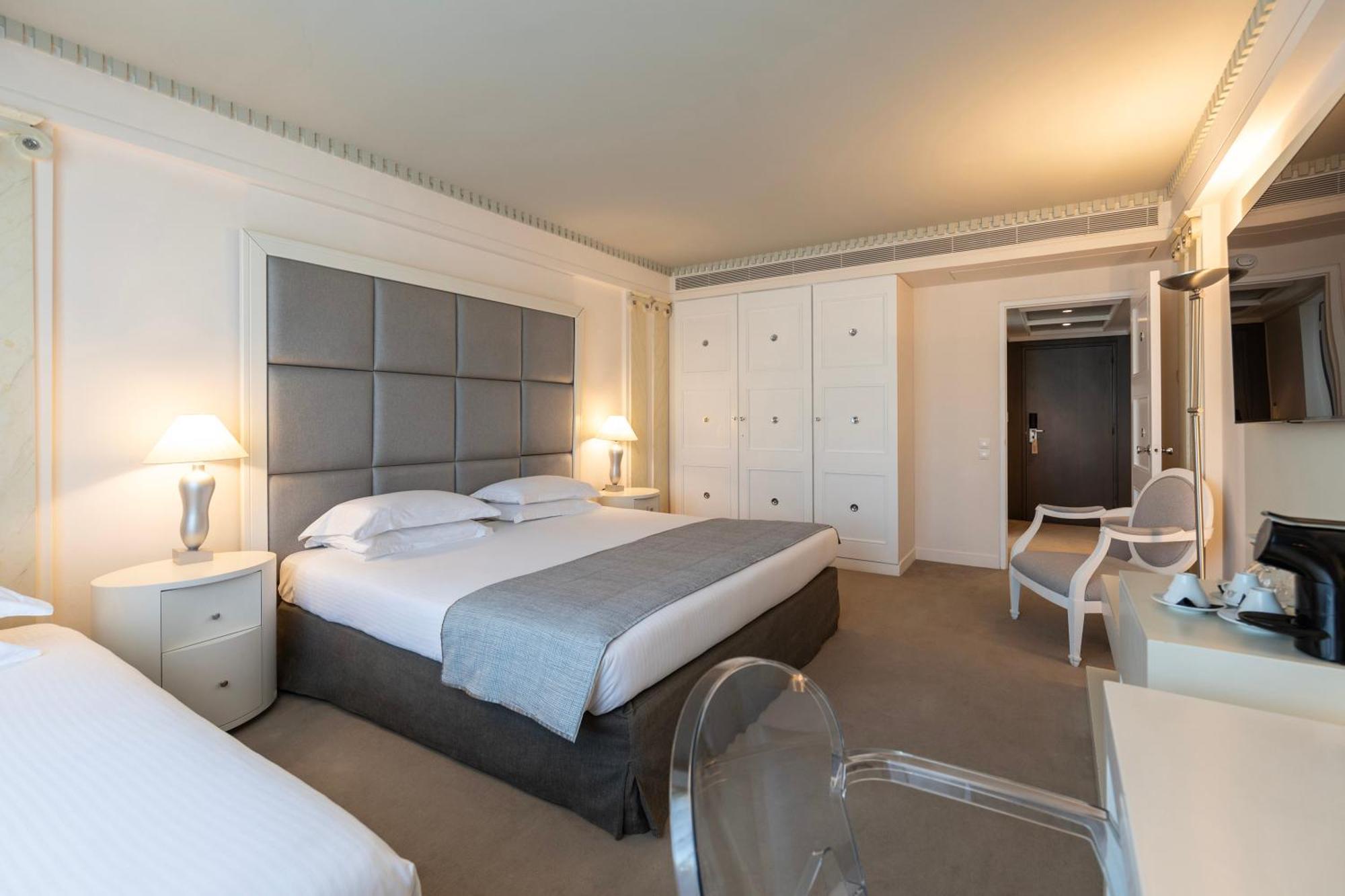 Njv Athens Plaza Hotel Bagian luar foto A room at the hotel