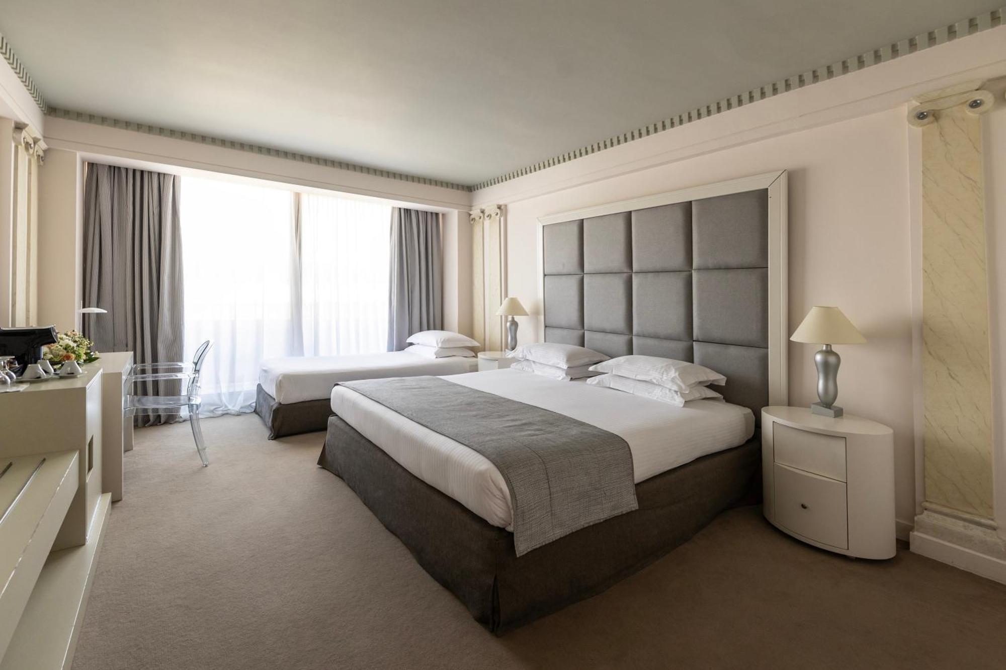 Njv Athens Plaza Hotel Bagian luar foto A room at the hotel