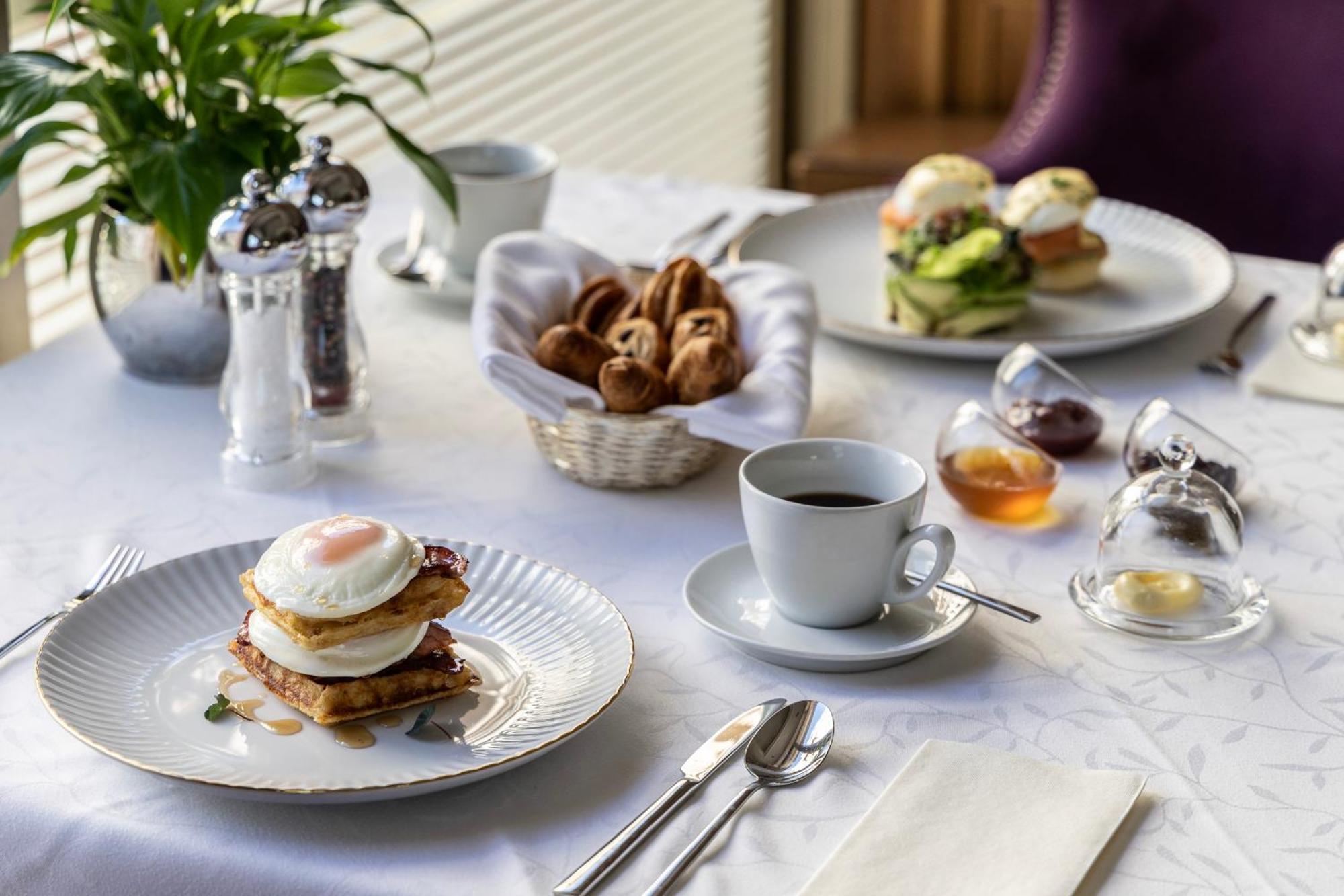 Njv Athens Plaza Hotel Bagian luar foto A breakfast table