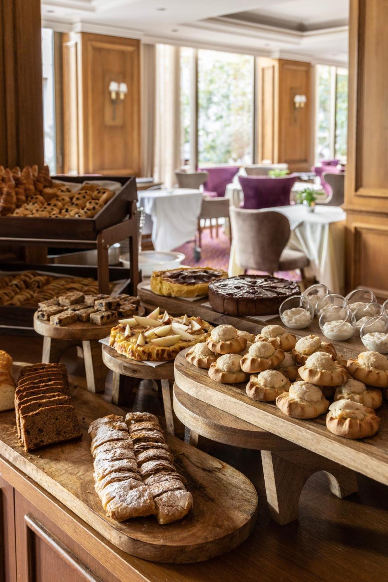Njv Athens Plaza Hotel Bagian luar foto A selection of cakes and pastries