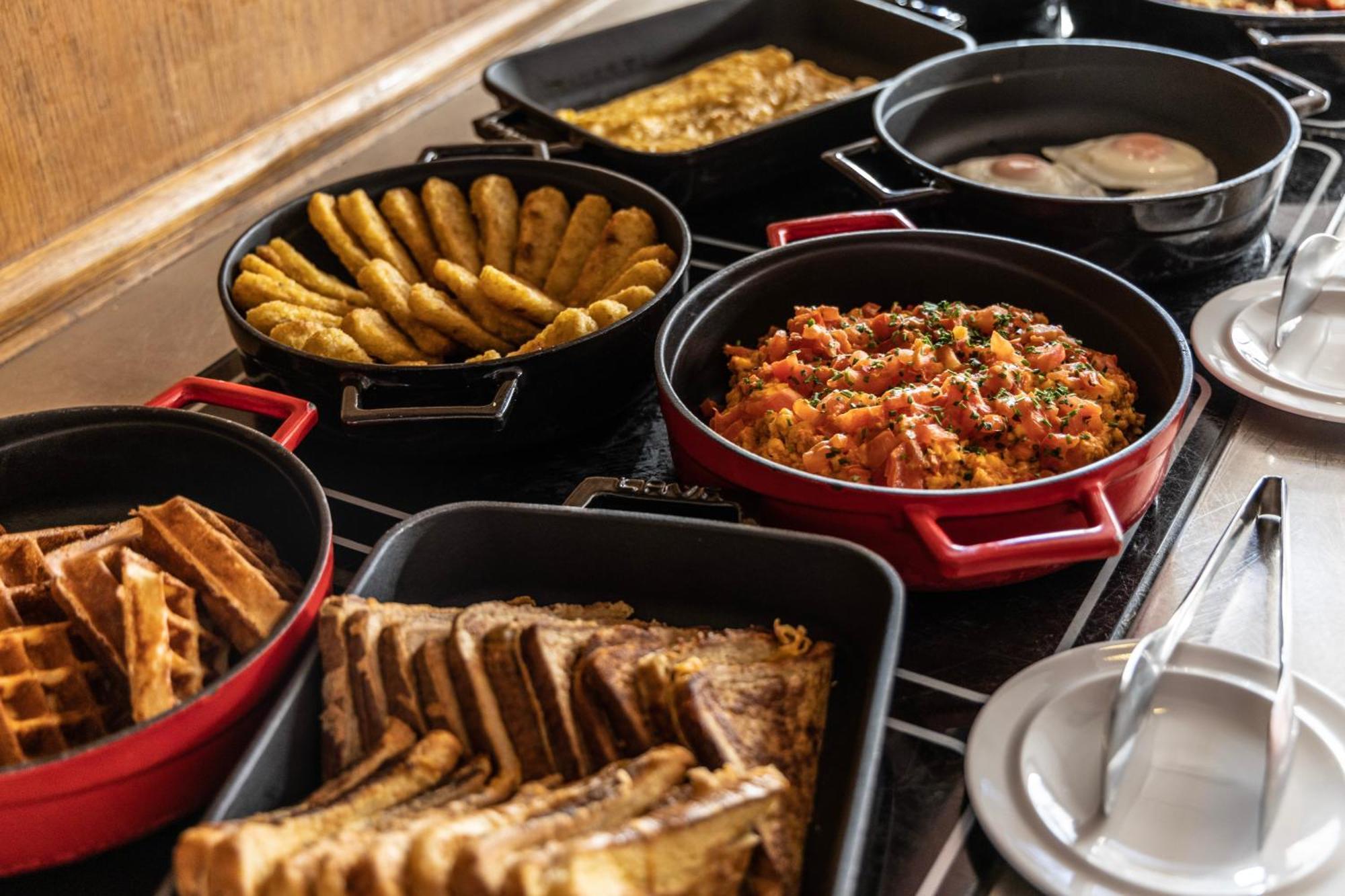Njv Athens Plaza Hotel Bagian luar foto A buffet at a hotel