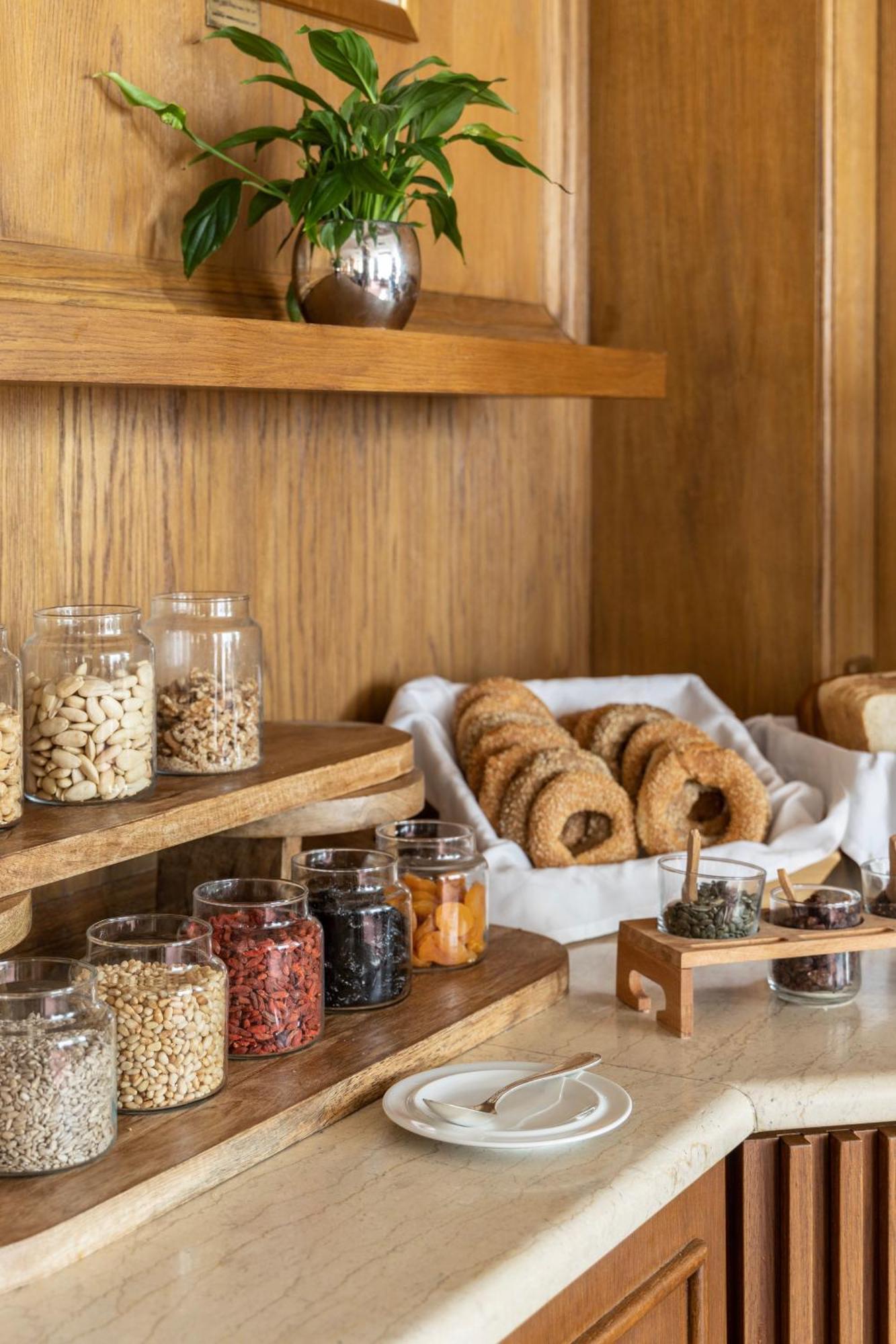 Njv Athens Plaza Hotel Bagian luar foto Bagels and other breakfast items at a hotel