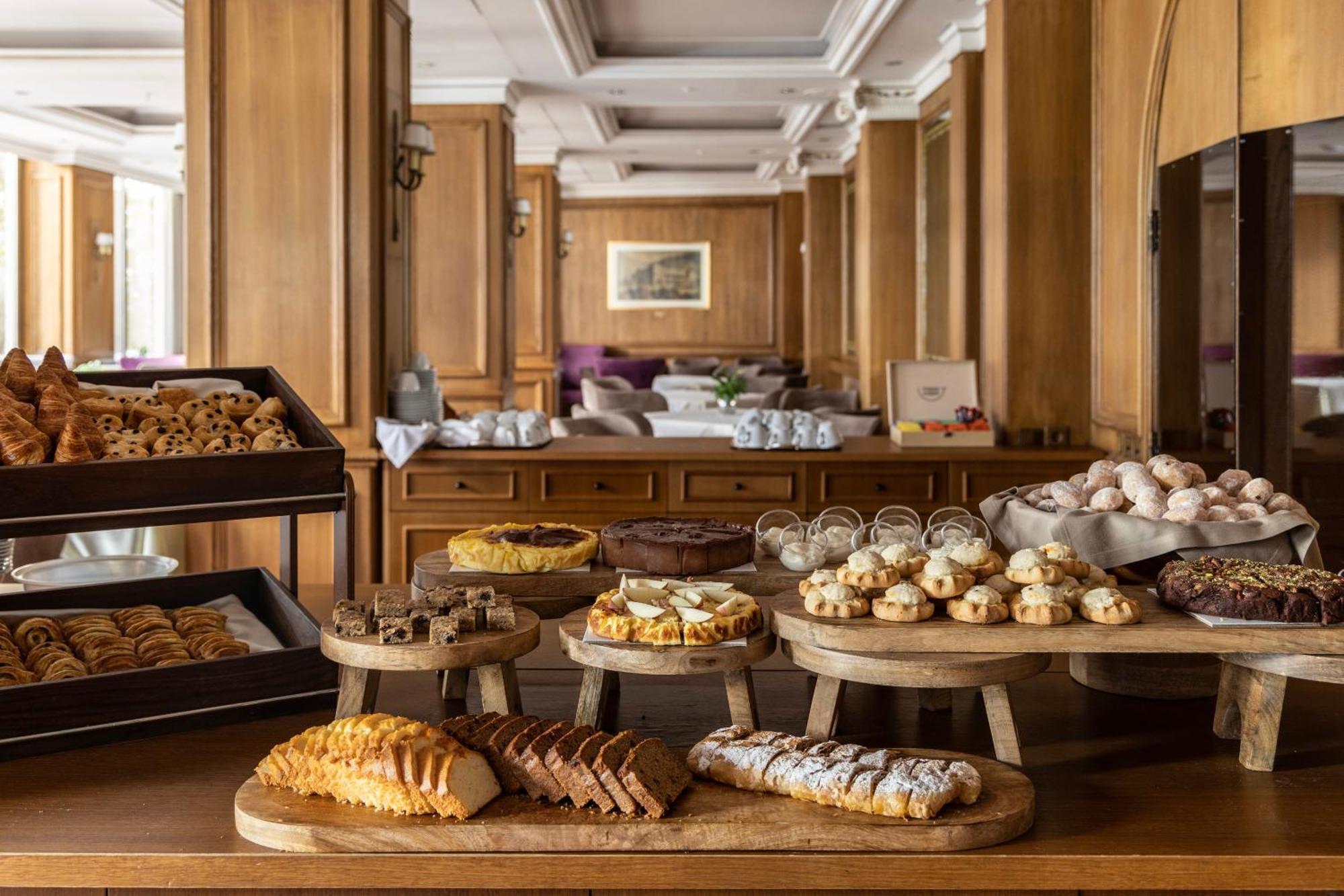 Njv Athens Plaza Hotel Bagian luar foto A selection of Greek pastries