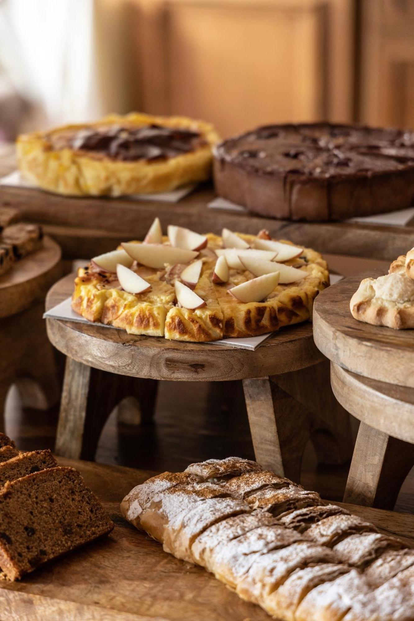 Njv Athens Plaza Hotel Bagian luar foto A coconut tart