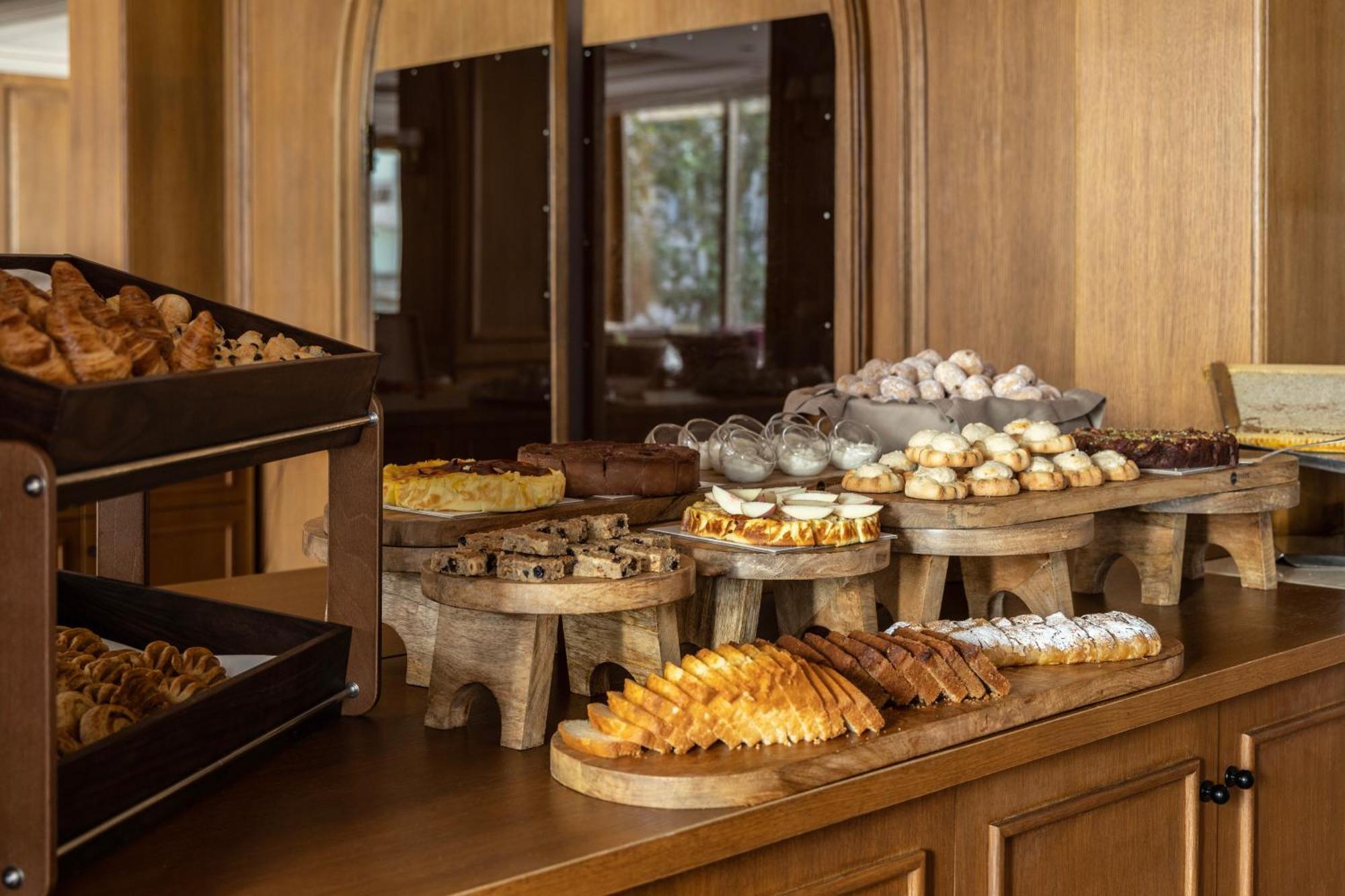 Njv Athens Plaza Hotel Bagian luar foto A selection of Greek pastries